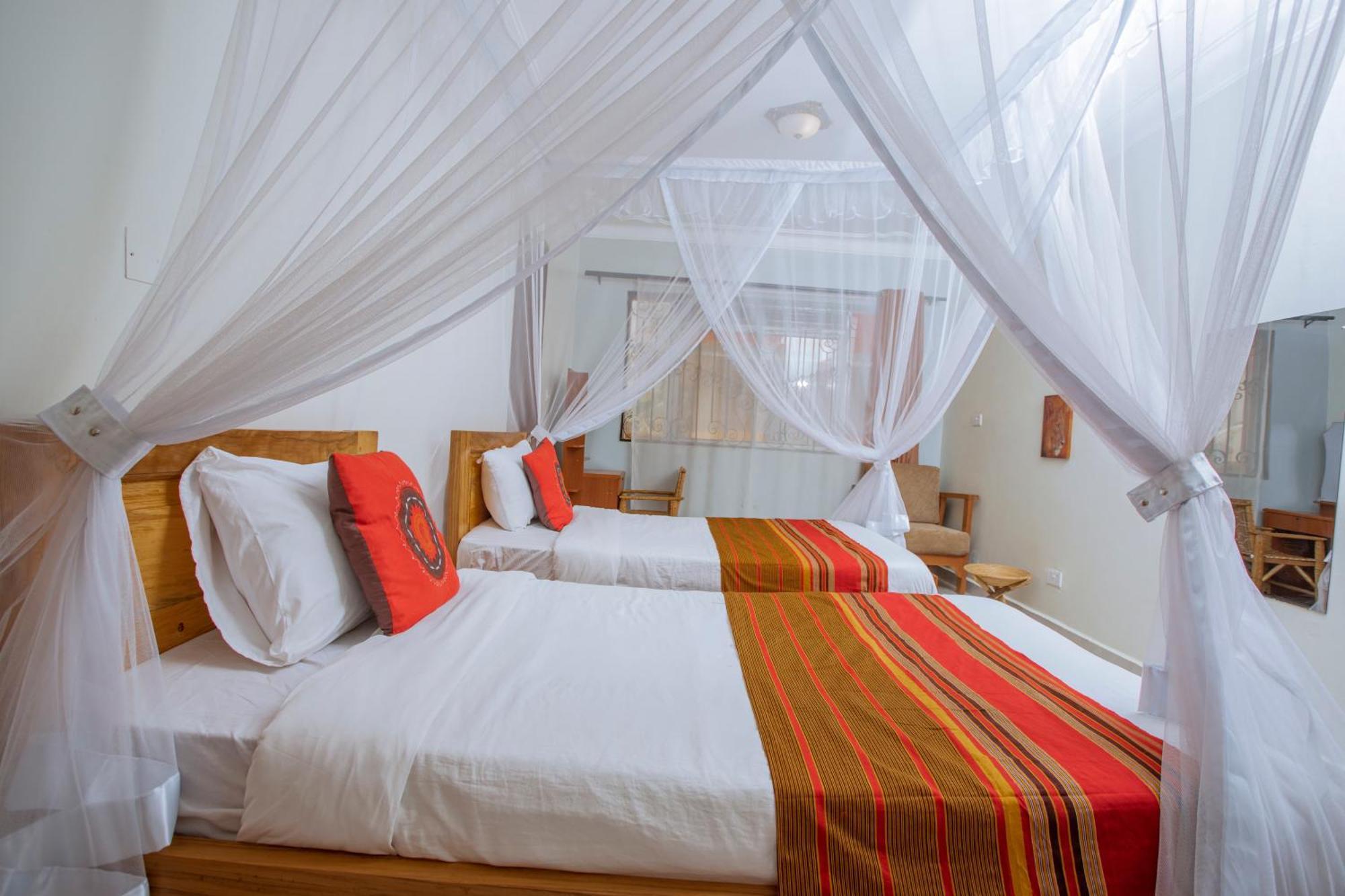 Silver Oaks Hotel Boma Fort Portal Exterior photo