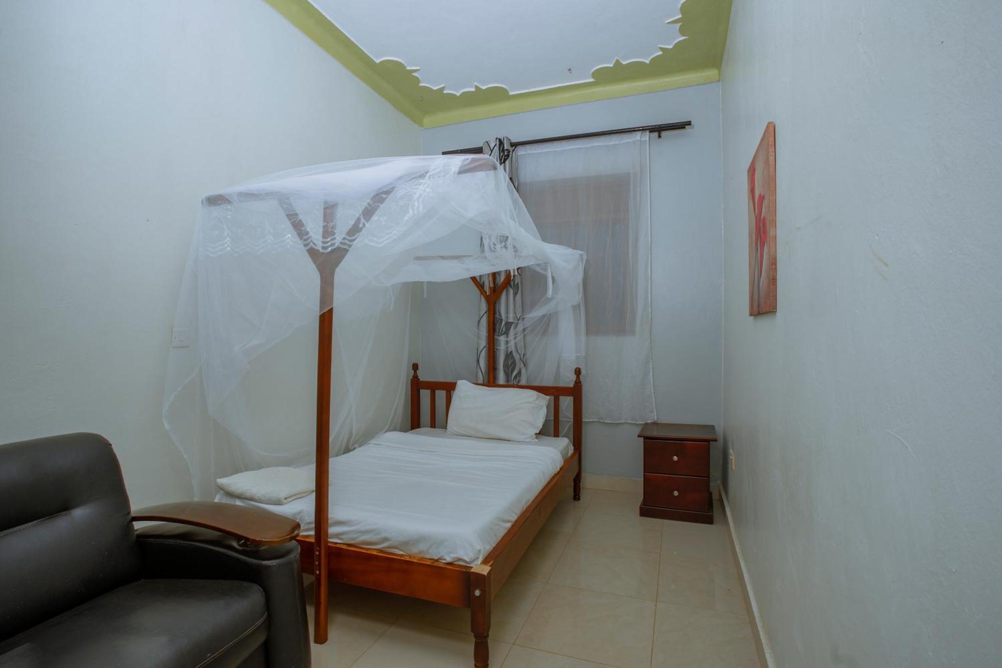 Silver Oaks Hotel Boma Fort Portal Exterior photo