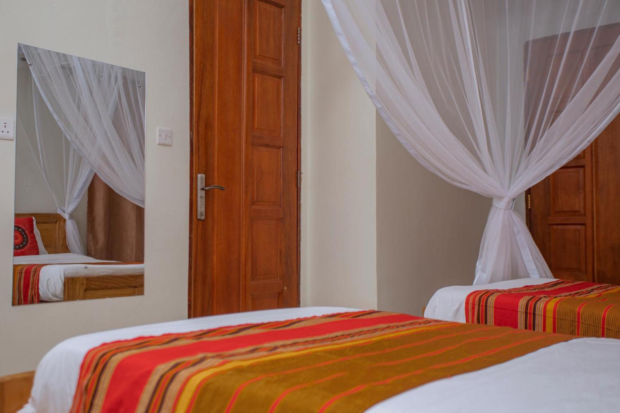 Silver Oaks Hotel Boma Fort Portal Exterior photo