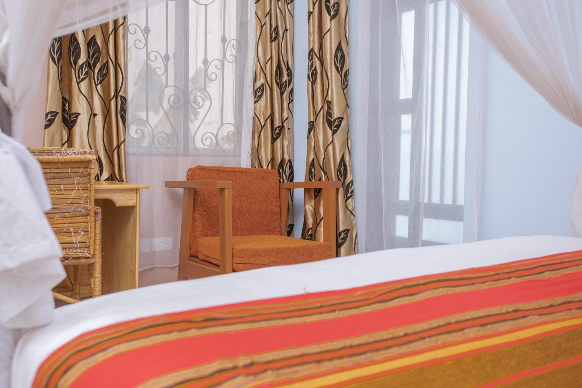 Silver Oaks Hotel Boma Fort Portal Exterior photo