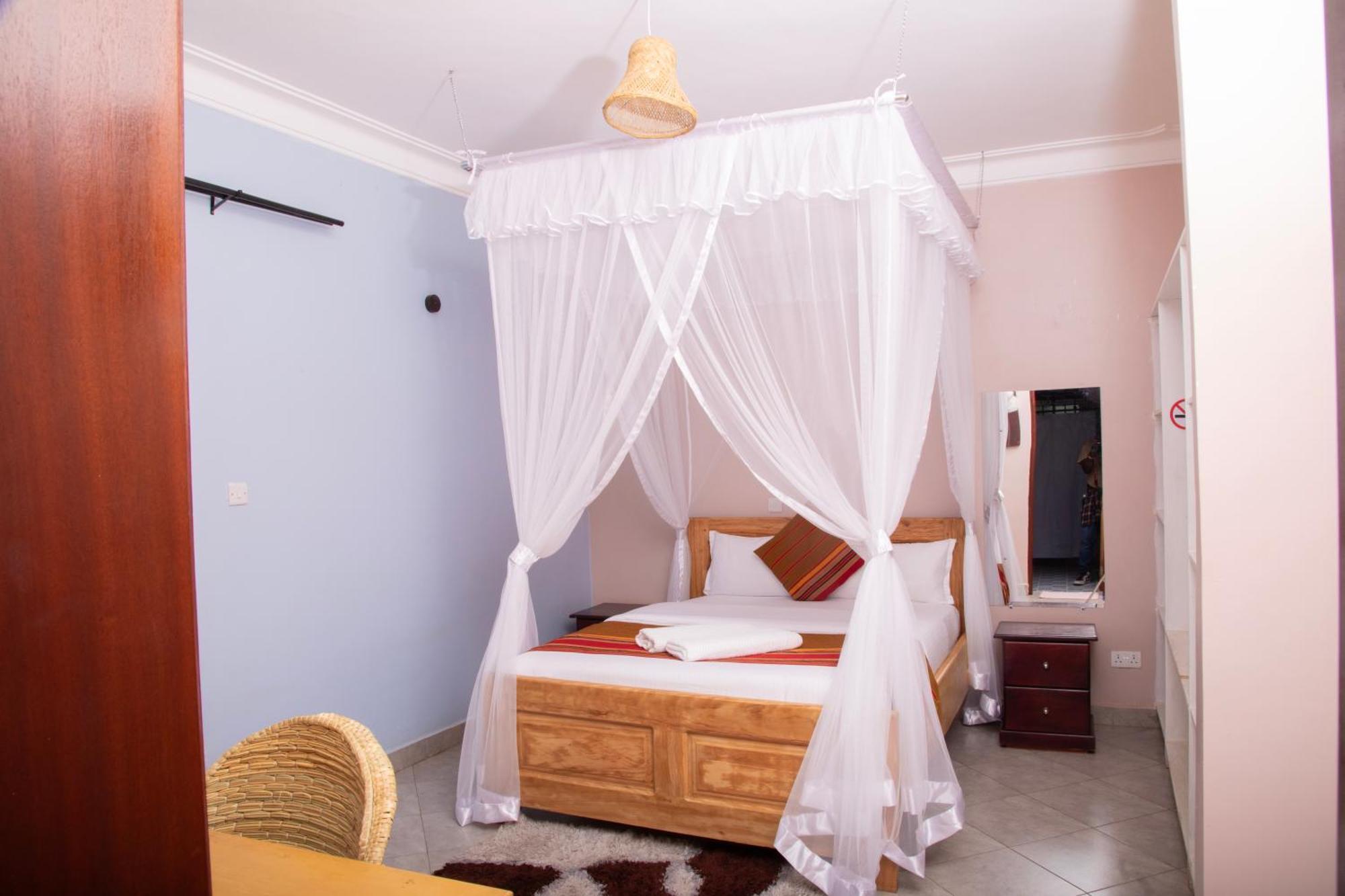 Silver Oaks Hotel Boma Fort Portal Exterior photo