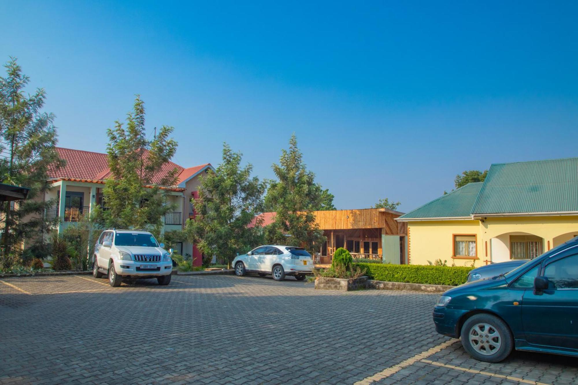 Silver Oaks Hotel Boma Fort Portal Exterior photo
